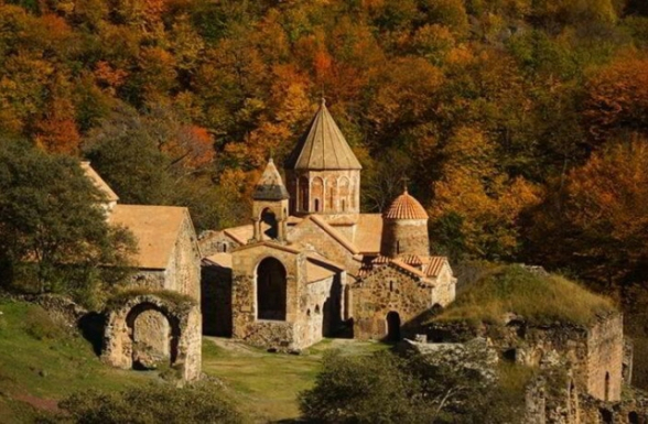 В Азербайджане требуют выдворить армянских священнослужителей из монастыря Дадиванк